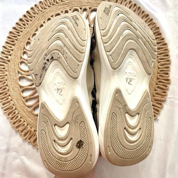 APL Streamline Low Top Running Sneakers Parchment Black Leopard Size 7 - Picture 9 of 14